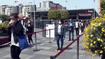 AVM Önünde 2’inci Günde Yine Kuyruk Oluştu