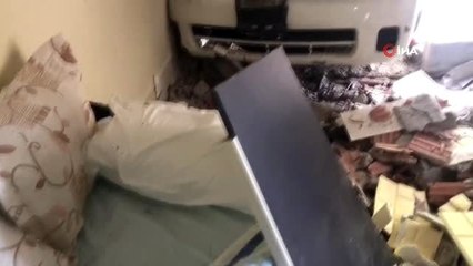 Kağıthane'de frenleri boşalan kamyonet yatak odasına daldı