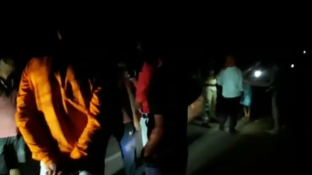 सड़क पर गिरे पेड़ से टकराकर बाइक सवार की मौत