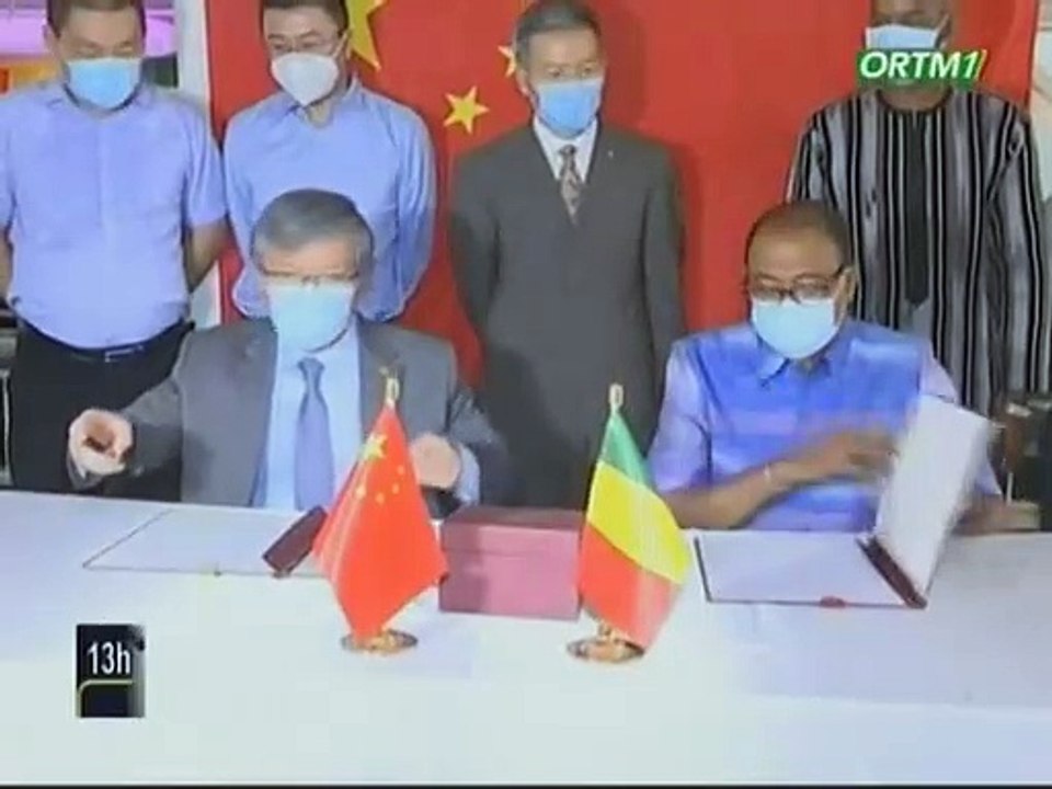 ORTM / Covid 19 - Parc d’exposition de Bamako - Remise de 400 lits au Ministère de la Santé et des Affaires Sociales par 8 entreprises Chinoises