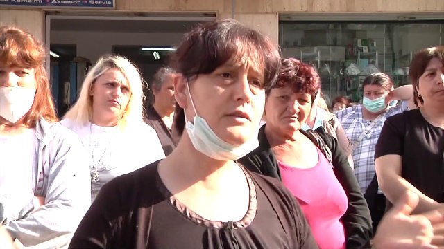 Ora News - Vlorë: Një punonjësish të një fasonerie këpucësh në protestë për pagën e luftës