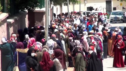 Şanlıurfa'da, PTT'ye dönüştürülen okul önünde uzun kuyruk