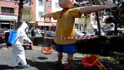 Sokağa çıkma izni öncesi çocuk parkları dezenfekte edildi