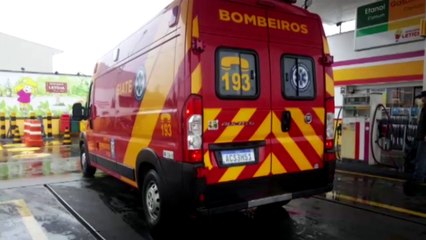 Jovem cai de moto em posto de combustíveis no Bairro Floresta