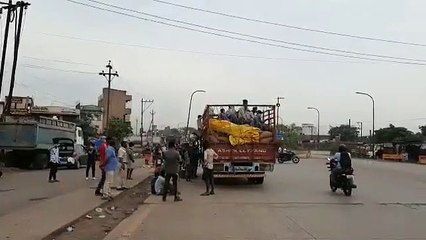 லாரியில் தொங்கியபடி.. ஒரு கையில் கயிறு..மறு கையில் பிள்ளை.. தவிக்கும் தந்தை - வீடியோ