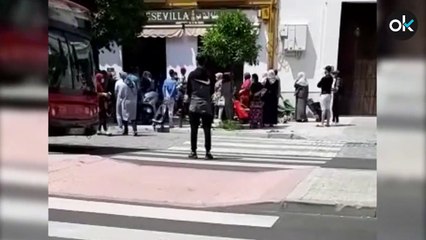 Concentración de musulmanes frente a una mezquita de Sevilla