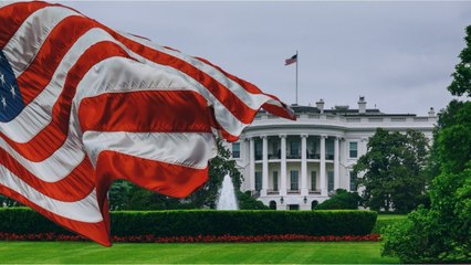 Скачать видео: White House Staff Wears Masks After Officials Contract Coronavirus