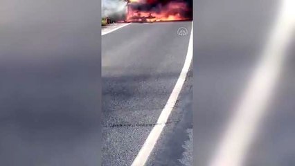 Arnavutköy'de servis minibüsünde çıkan yangın söndürüldü