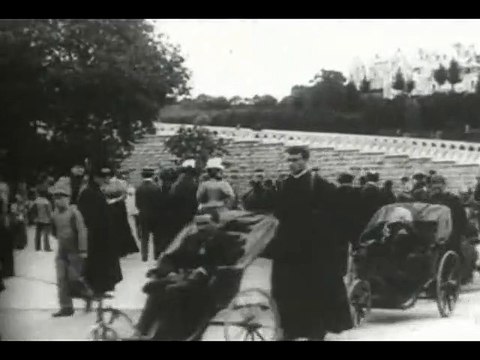 Lourdes, sortie de l'église du Rosaire (Lourdes, saliendo de la Iglesia del Rosario) [1897]