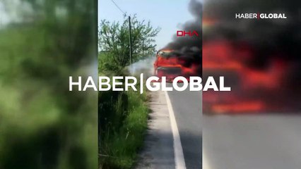 Arnavutköy'de servis minibüsü alev alev yandı