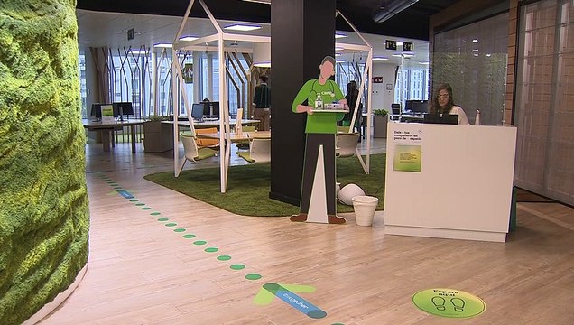 Los trabajadores vuelven a oficinas adaptadas a la 'nueva normalidad'
