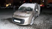 Adana'da iki şüpheli, park halindeki hafif ticari aracı kundakladı