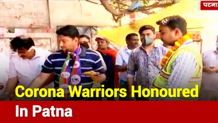 People Encourage Corona Warriors With Garlands In Bihar's Patna