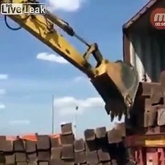 Un ouvrier vraiment agile avec sa pelleteuse