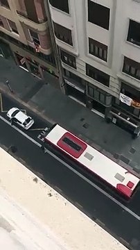 Condutor parou carro na faixa dos autocarros e motorista levou-o à frente