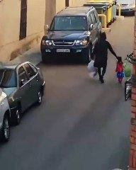 Pai e filha mascaram-se todos os dias para ir ao lixo