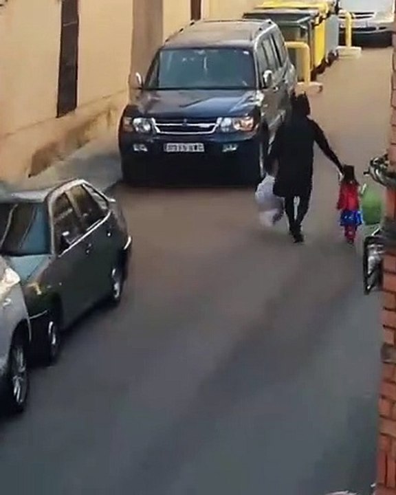 Pai e filha mascaram-se todos os dias para ir ao lixo