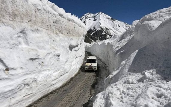 Himachal Pradesh: Heavy rains and snowfall in Manali