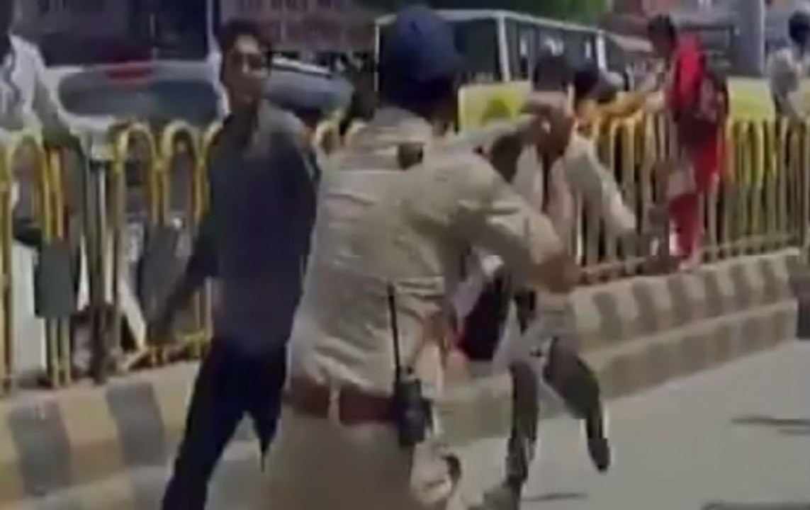 Lucknow: Police arrest protesting teachers