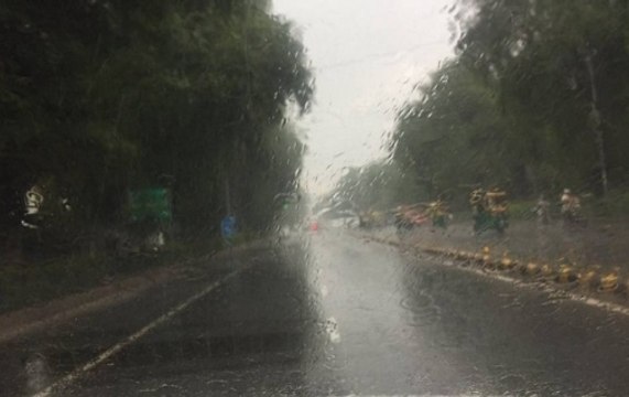 Delhi NCR: Heavy rain causes water logging, traffic jams at several places