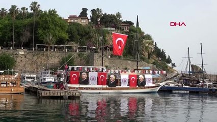 Antalya'da denizde 100'er metrelik Türk bayrağı açıldı