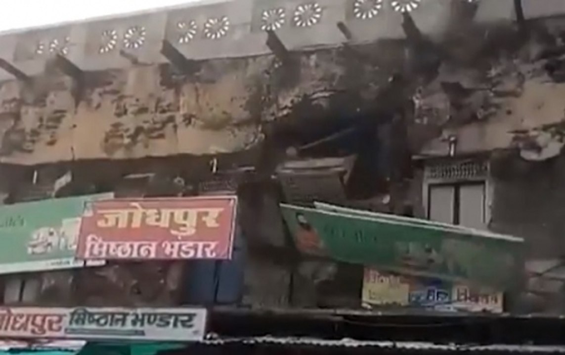 Madhya Pradesh: Old building collapses in Mandsaur