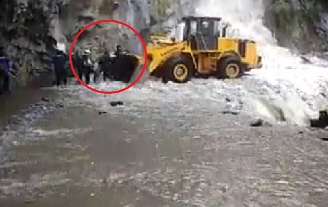 Himachal Pradesh: JCB to safety! Earth digger carry villagers to safety after landslide
