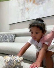 Kylie Jenner küçük kızına çikolata yemesi için beklemesi gerektiğini söylüyor ve ufaklığın nefsiyle imtihanı başlıyor