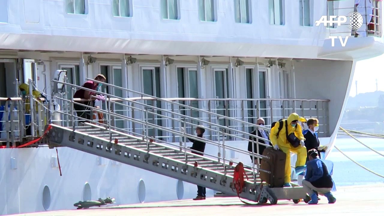 Tripulantes de crucero Greg Mortimer hacen cuarentena en hoteles de Montevideo