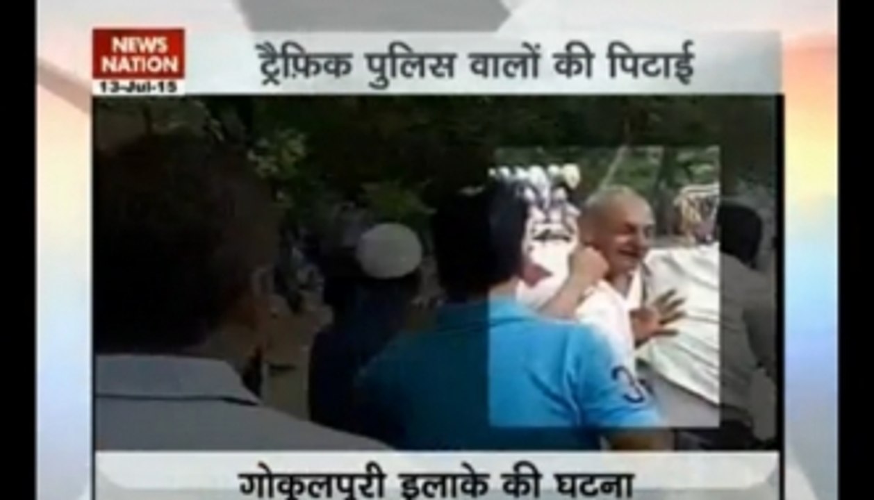 Angered mob thrashes Delhi traffic cops!