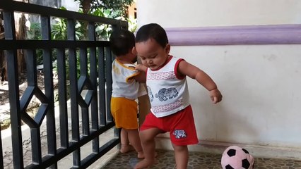 TWINS BABY - LUCUNYA ANAK BAYI KEMBAR REBUTAN MAINAN