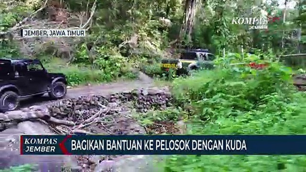 Polisi Bagikan Bantuan ke Pelosok Desa dengan Bantuan Kuda