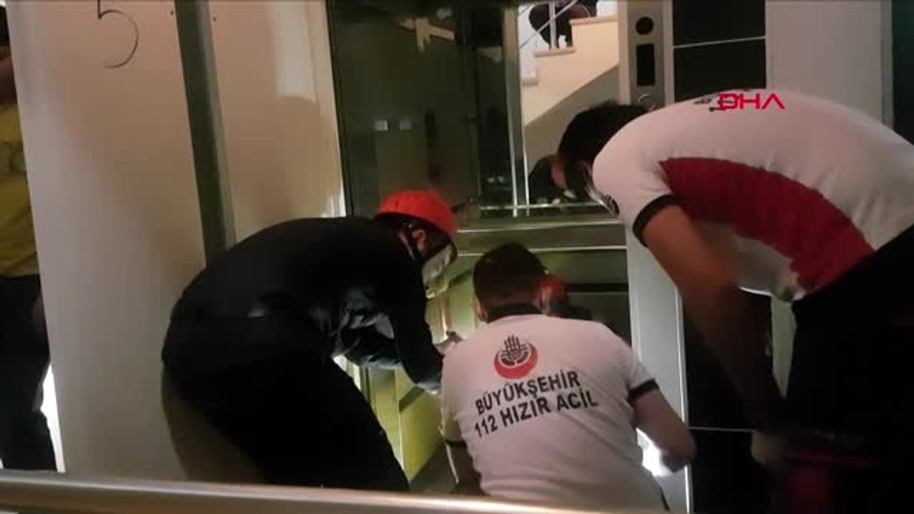 ESENYURT'TA KOLU ASANSÖR VE DUVAR ARASINA SIKIŞAN ÇOCUK DUVAR KIRILARAK KURTARILDI