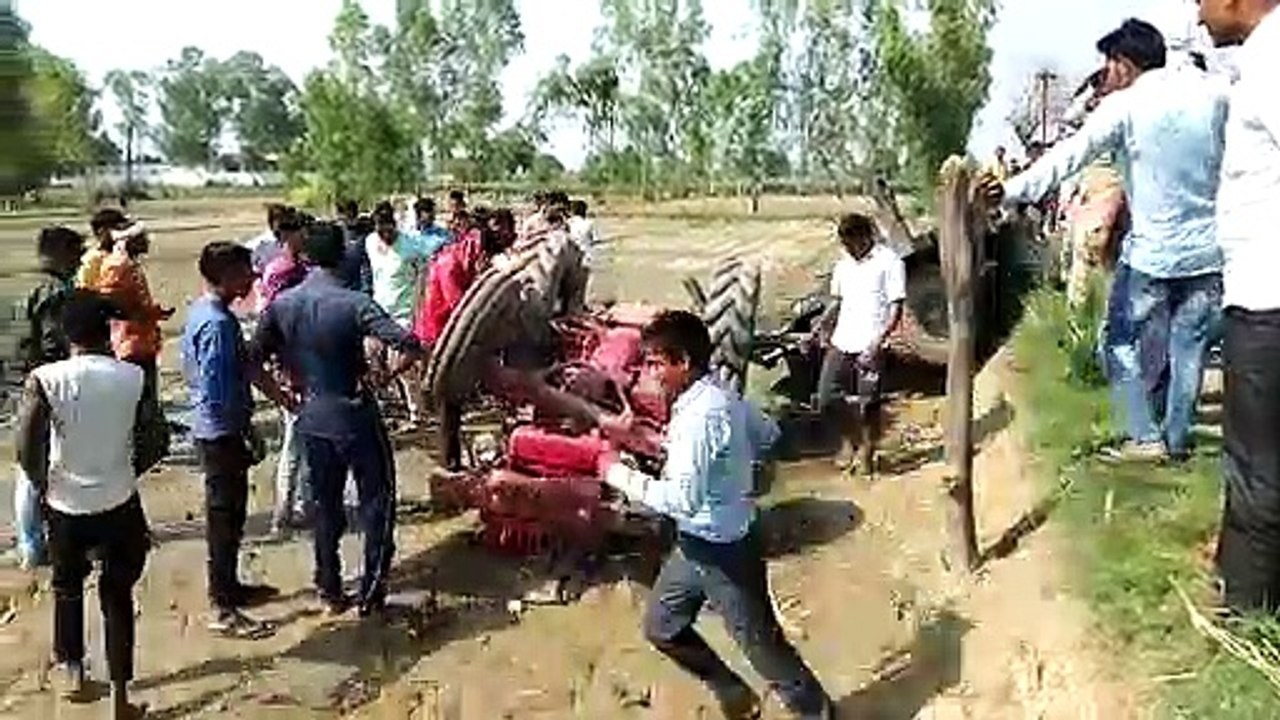 शामली: ट्रैक्टर का संतुलन बिगड़ने से खाई में पलटा, दो घायल