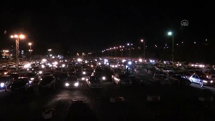 İranlılar Kadir Gecesini araçlarının içinde ibadet ederek geçirdi