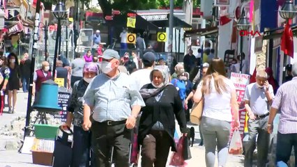 Edirne’de vatandaşlar dışarıya akın etti; sokak müzisyenleri konser verdi