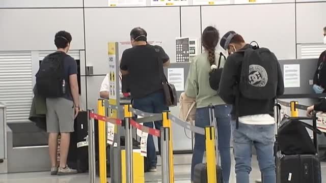 Los pasajeros de vuelos a las islas aseguran que se guardan las distancias en los aviones