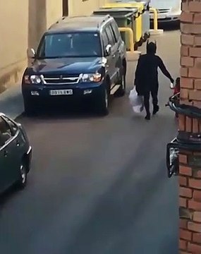 Pai e filha mascaram-se todos os dias com fantasias diferentes para ir levar o lixo