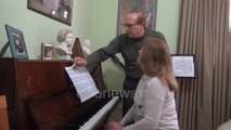 Ora News - Karantina nuk i pengon artistët nga Elbasani të luajnë muzikë