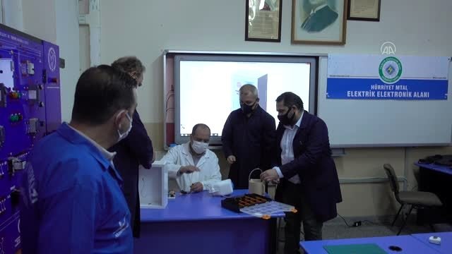 Meslek lisesi öğretmenleri temassız el dezenfektan cihazı üretti