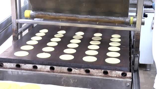 İftar sofralarının vazgeçilmez tatlısı: Yassı kadayıf