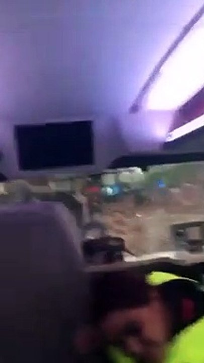 Các cầu thủ Manchester United liên tục chửi thề khi xe bus bị tấn công