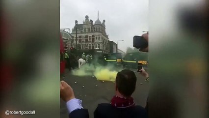 Xe bus chở cầu thủ Man United bị tấn công bằng gạch đá