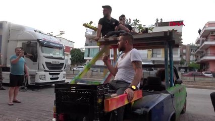 ANTALYA Otomobilin üstüne 'teras' yapıp, bagajında mangal yaktı