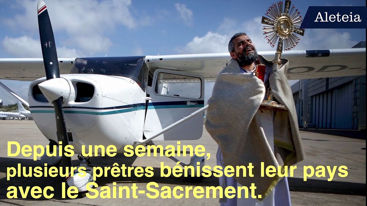 Ces prêtres qui brandissent le Saint-Sacrement pour protéger les populations du Coronavirus