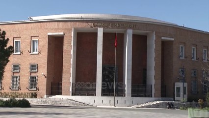 Ora News - Bie kredia, rriten depozitat, pandemia përgjysmoi huanë e dhënë nga bankat në muajin mars