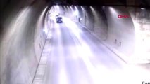 AMASYA Motosiklet sürücüsü tünelde otomobile çarpmaktan son anda kurtuldu