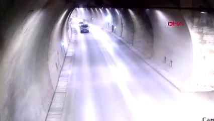 AMASYA Motosiklet sürücüsü tünelde otomobile çarpmaktan son anda kurtuldu