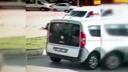 ANTALYA Işık ihlali yaptı, motosiklet sürücüsünü böyle sürükledi