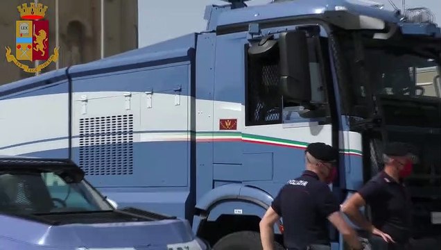 Bari - I mezzi della Polizia di Stato sanificano le strade della città (13.05.20)